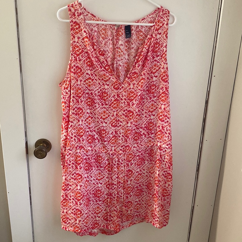 Gap XXL romper! Key hole back, tie waist